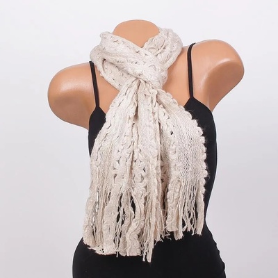 Плетен шал в бежово с флорални мотиви и ресни