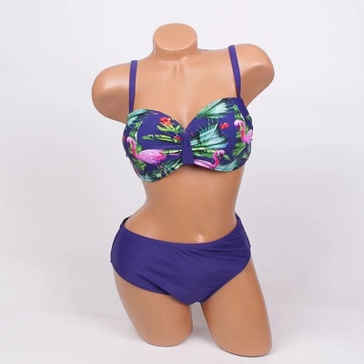 Тъмносин бански с розово фламинго и зелени листа - С