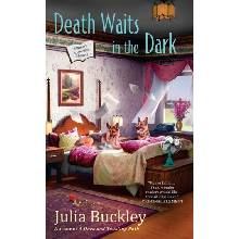 Death Waits In The Dark - A Writer's Apprentice Mystery #4 Buckley JuliaPaperback