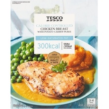 Tesco Pečená kuřecí prsní fileta s bramborovo-mrkvovým pyré omáčkou a dušeným zeleným hráškem 400 g