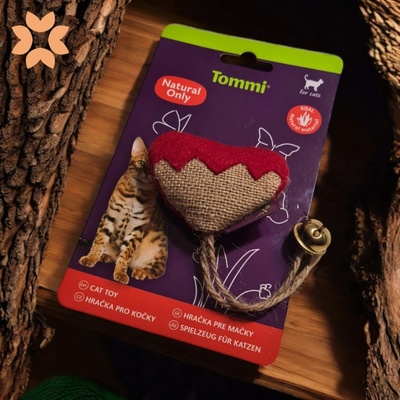 TOMMI Hračka pro kočky Natural Only srdíčko s rolničkou 11cm