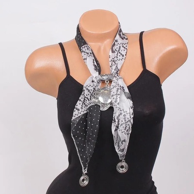 Ефектно фишу в бяло и черно със сребристо бижу