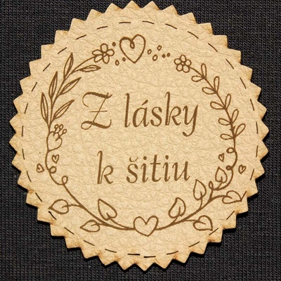 Štítok - Z lásky k šitiu Materiál/farba: Biela koženka
