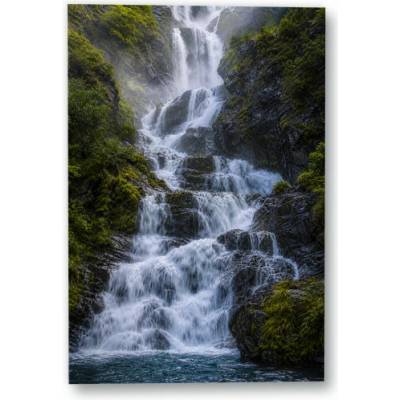 Plakát – Kaskádový vodopád mezi zelenými skalami Bez rámu Ano Bez rámu 90 × 135 cm