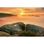 DIMEX ART Флизелинов фототапет сутрин в дълбока долина 375 x 250 см