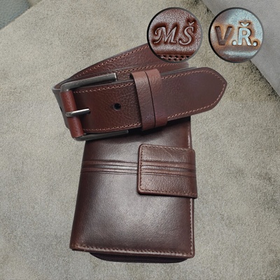 Monogram zdarma ražba na míru Pánský kožený set peněženka se zapínáním a opasek s ražbou vlastního monogramu v luxusní koňakové barvě. Stylový a osobitý doplněk který podtrhne jedinečnost každéh