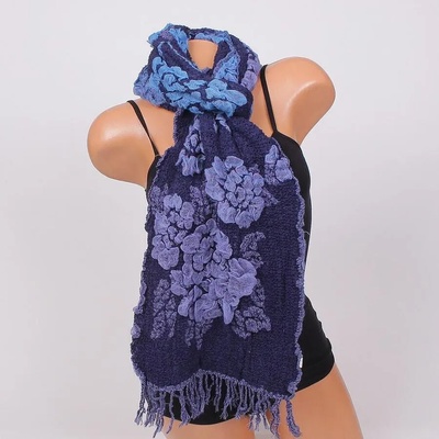 Стилен шал в тъмносиньо с ефектни цветя и пеперуди