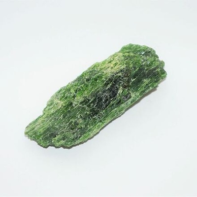 Rymer VykuřovadlaCHROMDIOPSID surový 5 3 x 0,9 x 7 cm 46 g