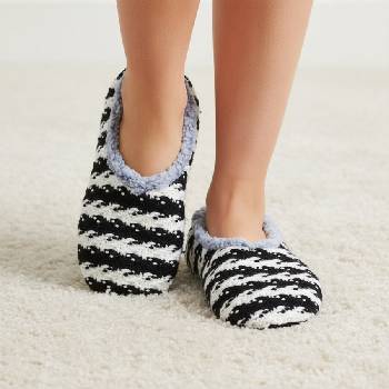 Дамски плетени пантофи-балеринки в бяло и черно райе