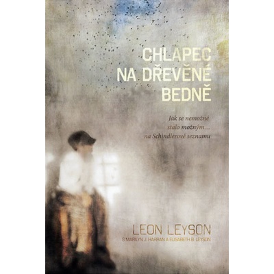 Chlapec na dřevěné bedně Leon Leyson