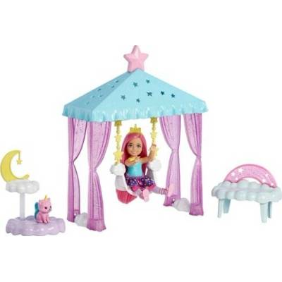 Mattel Barbie Dreamtopia Chelsea bábika s altánkom a hojdačkou HLC27