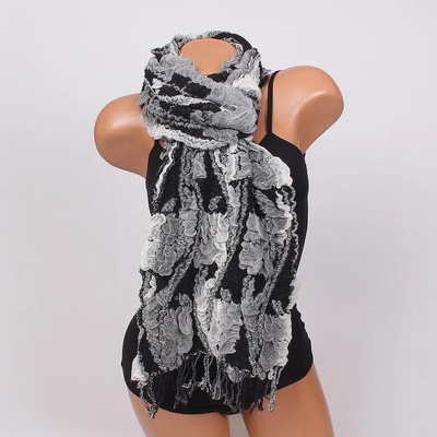 Трицветен дамски шал в черно, сиво и бяло