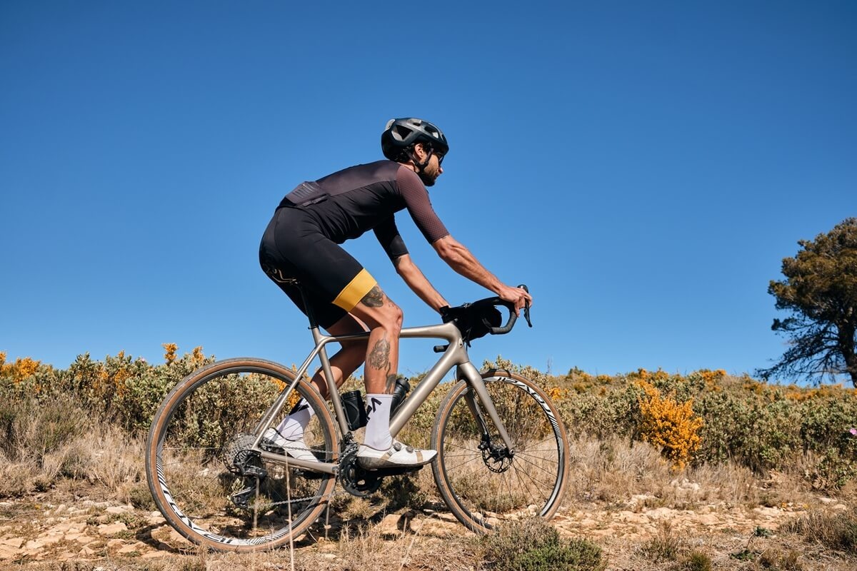 Cyklista v terénu na gravel kole.
