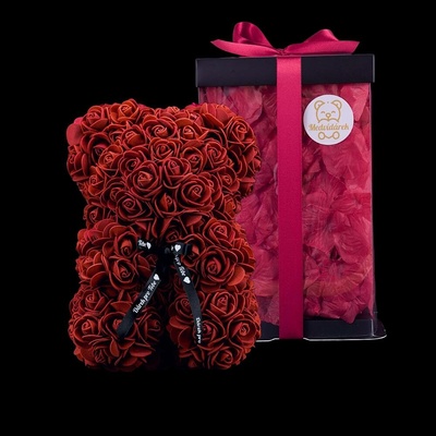 Medvídárek Romantic medvedík z ruží 25cm darčekovo balený - červený zasypaný tmavo červenými lístkami