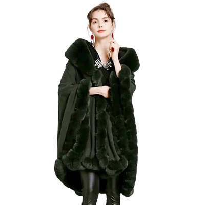 Пончо в тъмнозелено с пухкава шал яка