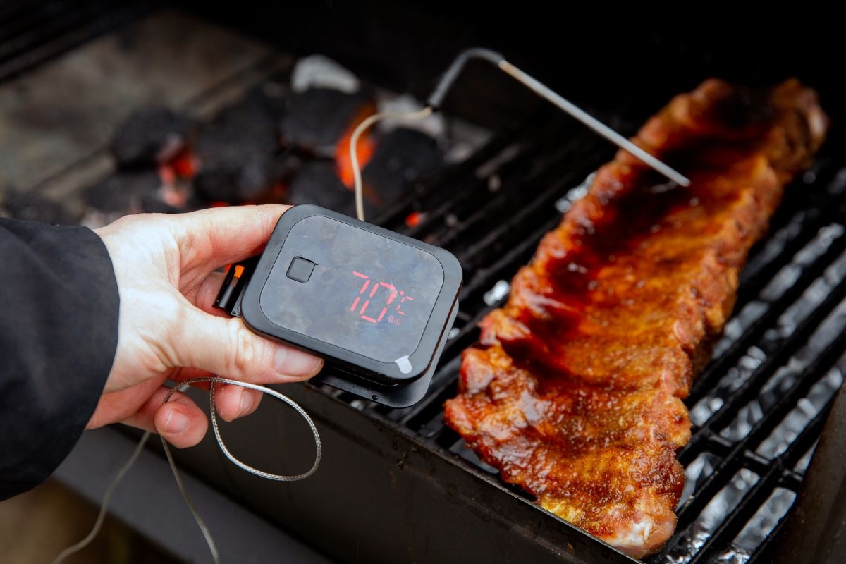 Verificarea temperaturii interne a cărnii cu un termometru pentru carne Prepararea cărnii de porc la grătar