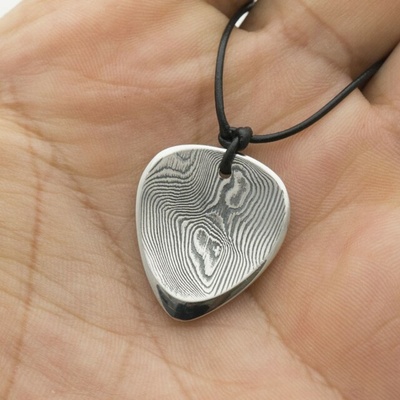 HITMAKER, dřevo, tmavé - funkční trsátko z damaškové oceli, přívěsek – Zboží Dáma