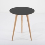 GAZZDA Odkládací stolek z dubového dřeva s černou deskou Gazzda Arp, ⌀ 45 cm (017-00004)