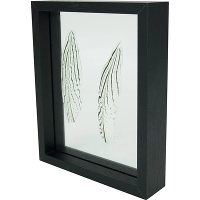 Dekorativní rámeček s peřím a tmavým rámem - 27,5*35*5cm - Mars & More