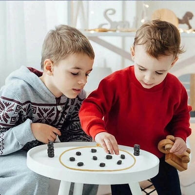 Magnetická strategická hra s kameňmi a šnúrkou