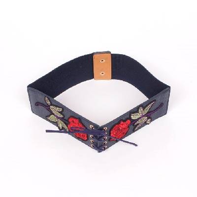 Тъмносин кожен дамски ластичен колан с бродирани рози