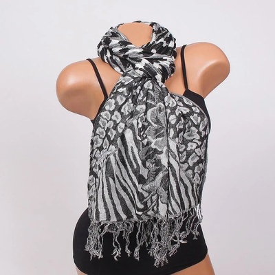 Шал в черно и бяло с ефектен десен и ресни