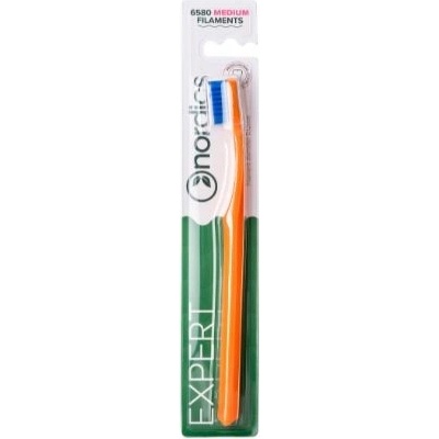 Nordics Oral Care Zubná kefka Medium s ergonomickým zahnutím Oranžová