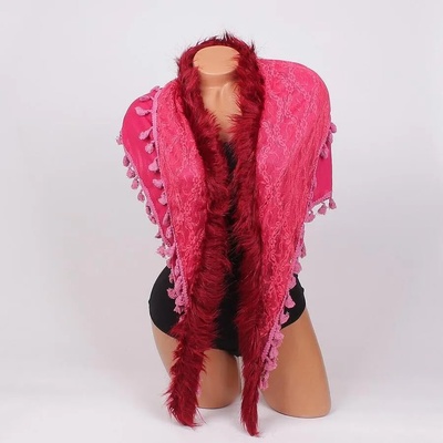 Триъгълен шал във виолетово бордо с дантела, пухче и пискюли