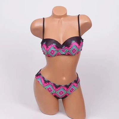 Бански в черен цвят с цветен десен - чашка В