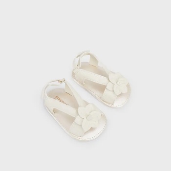 Mayoral Декоративни сандали с цвете за новородено момиче в мръсно бяло Майорал