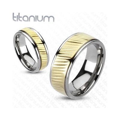 Šperky eshop prsten z titanu pozlacený pás s diagonálním vroubkováním K10.7