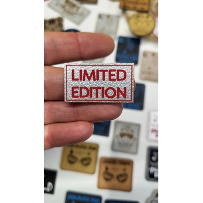 Koženkový štítok - Limited edition Materiál/farba: Šedá koženka