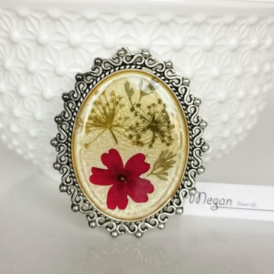 Meganflo Голяма антична брошка с червена върбинка