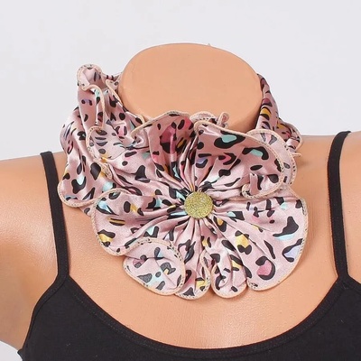 Фишу-цвете в цвят пепел от рози с цветни шарки