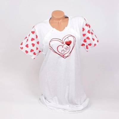 Светлосива нощница за кърмачки с червени сърца