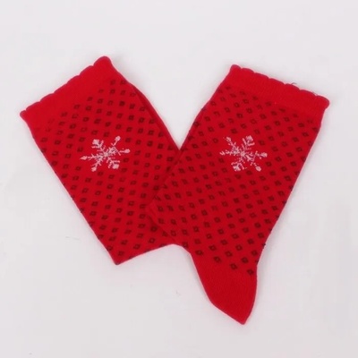 Дамски чорапи в червен цвят с малки черни квадратчета и снежинка