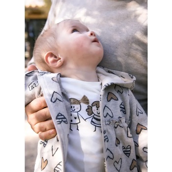 Mayoral Комплект жакард суичър на сърца, панталон във фъстъчен цвят и бяла блуза за новородено момиче Mayoral