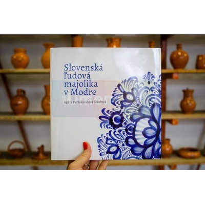 Slovenská ľudová majolika v ModreAgáta Petrakovičová Šikulová