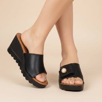 Черни чехли на платформа с декорация-бяла перла