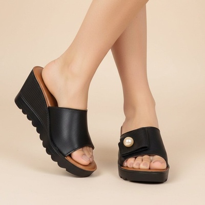 Черни чехли на платформа с декорация-бяла перла