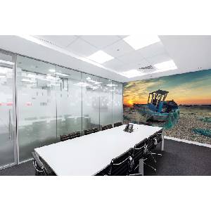 DIMEX ART Самозалепваща се флизелинова фототапета изоставена рибарска лодка 375 x 250 см