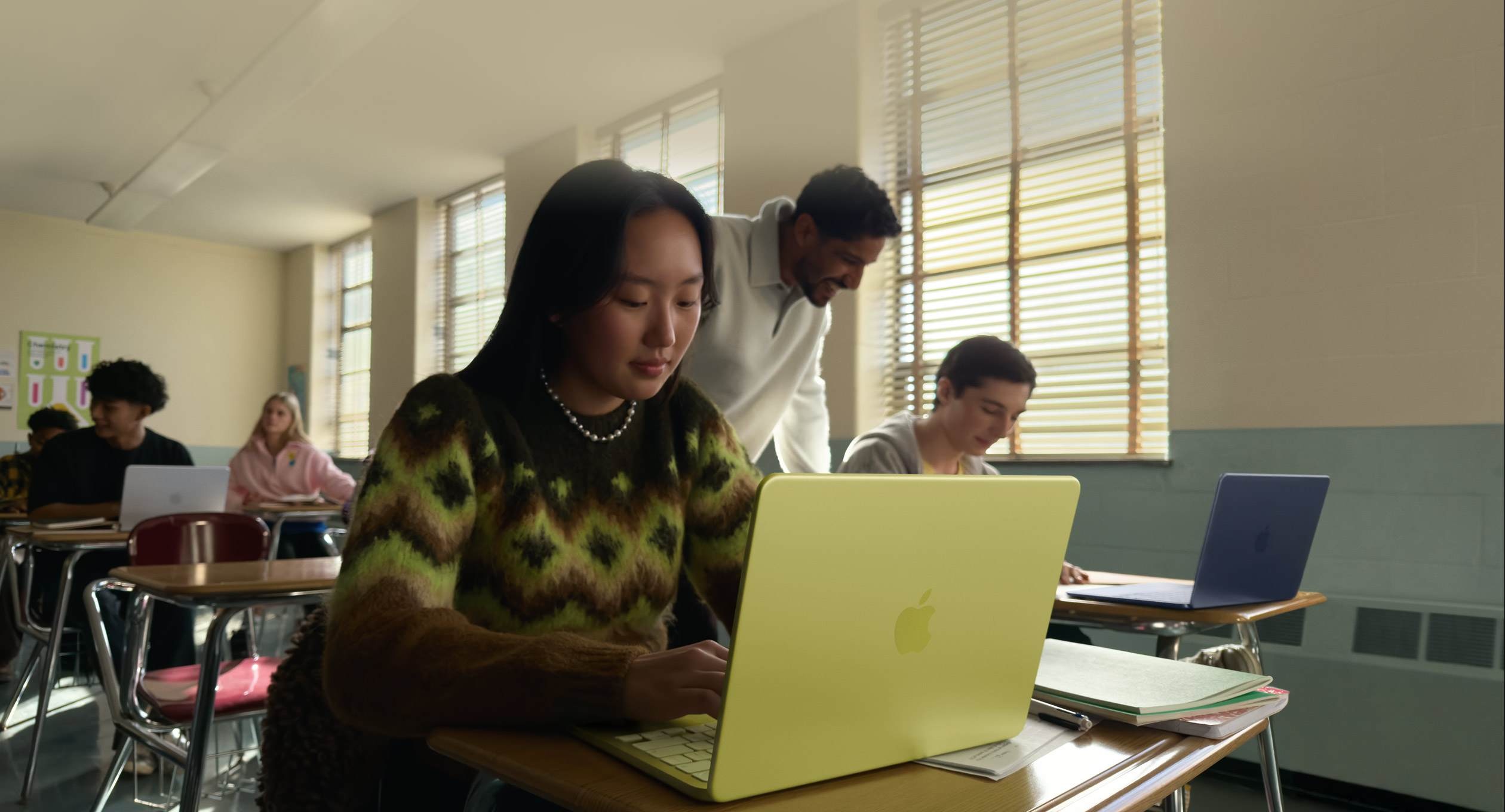 Diák dolgozik egy Apple MacBook Neón