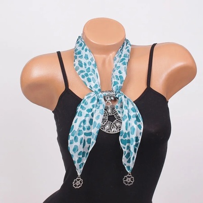 Дамско фишу в бяло с петролено-сини шарки и украшение