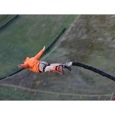 Bungee jumping z věže ve dvou