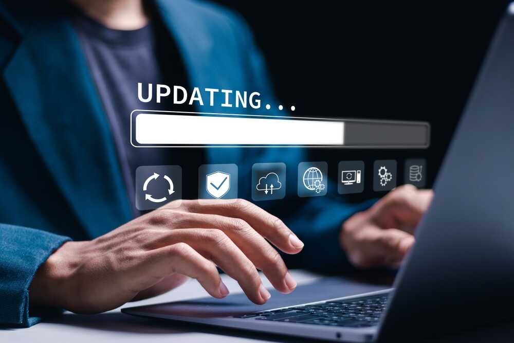 Muž aktualizuje notebook na virtuálním displeji