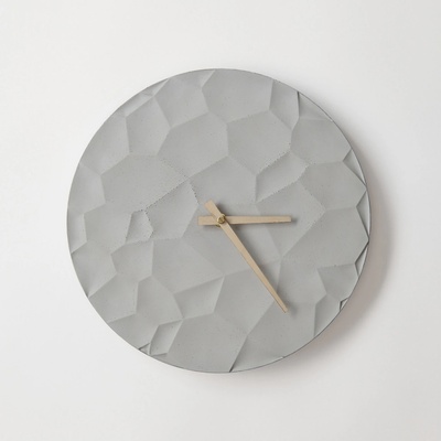 ODLITO Betonové nástěnné hodiny Měsíční kráter 30 cm přírodní / světlé ručičky