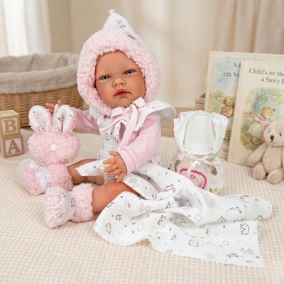 Ръчно изработена кукла от Испания - Reborn Baby Doll - Реалистично бебе Руби с пухкава шапка и много аксесоари (NDO-0237)