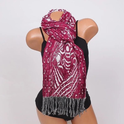 Топъл шал в тъмнорозово с бели орнаменти