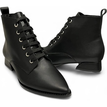 СТИЛНИ ДАМСКИ БОТИ ОТ ЧЕРНА ЕСТЕСТВЕНА КОЖА С ВРЪЗКИ