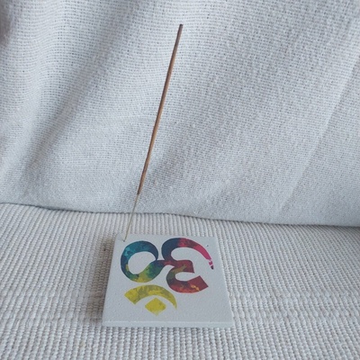 Mani Bhadra stojánek na vonné tyčinky OHM pískovec 10 x 10 cm